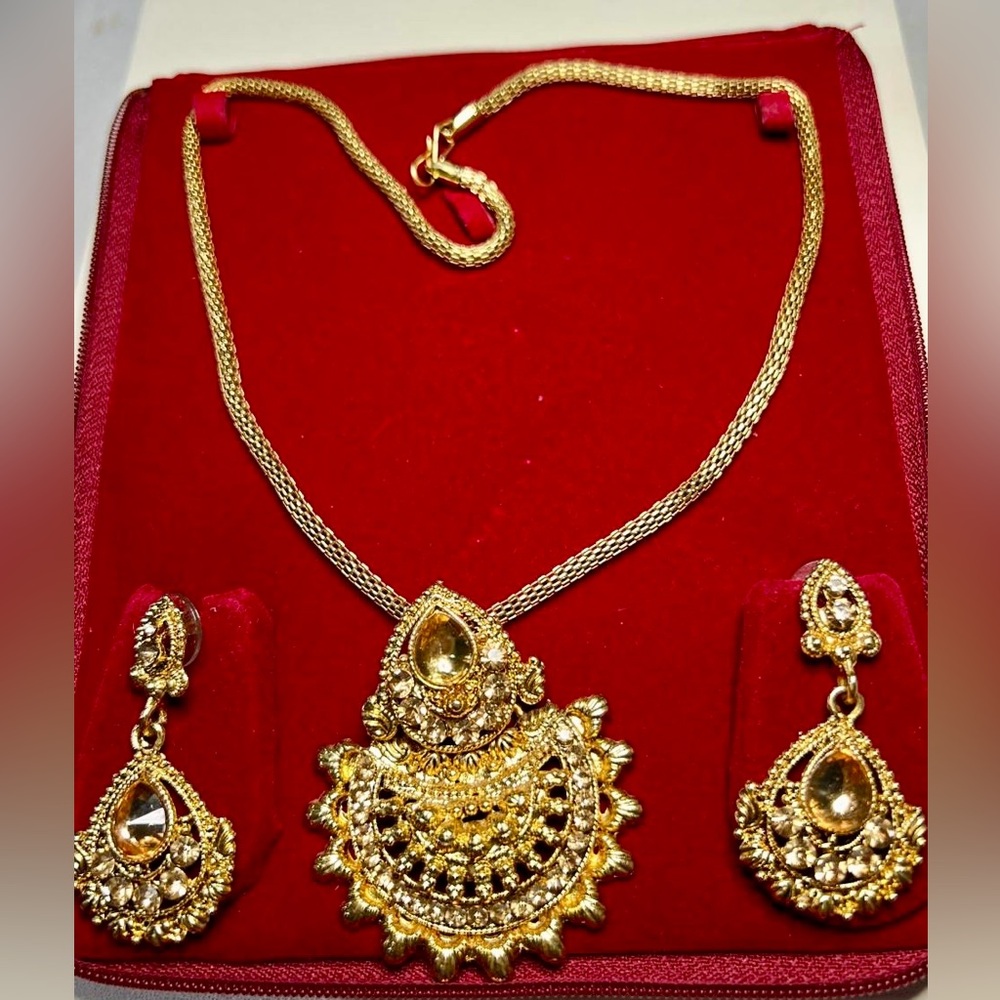Exquisite Gold Necklace and Earring Set